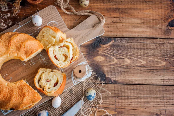 Rajndling - Tradicional austriaco rollo de Pascua en una mesa de madera, vista superior, espacio para copiar — Foto de Stock