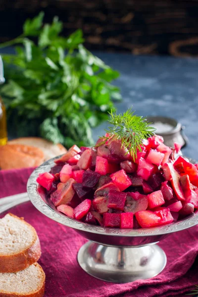 Salata fasulye ve mantar, geleneksel Rus salatası, seçici odak ile