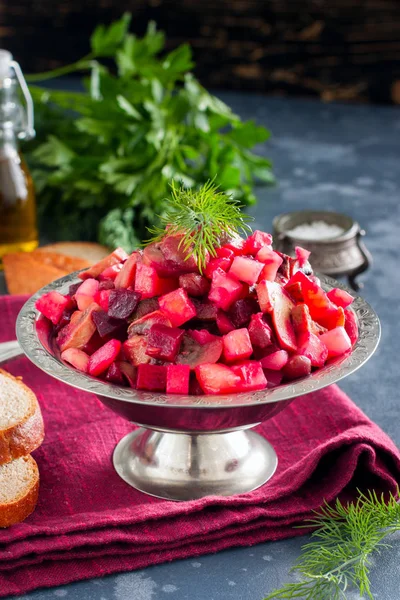 Salata fasulye ve mantar, geleneksel Rus salatası, seçici odak ile