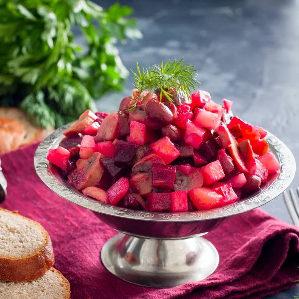 Винегрет с фасолью и грибами, традиционный русский салат, выборочный акцент — стоковое фото
