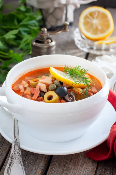 Tradiční ruská polévka Soljanka detailní v misce na stole. — Stock fotografie