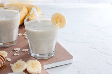 Badem ve kopya alanı bir cam bardak ballı muz smoothies