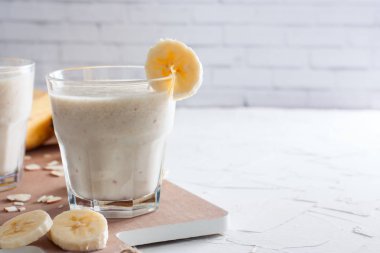 Badem ve kopya alanı bir cam bardak ballı muz smoothies