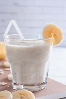 Muz smoothies muz, süt, badem ve tatlım, seçici odak ile soğutulmuş