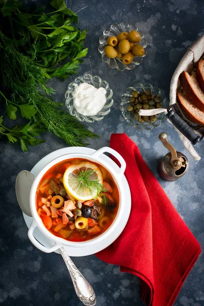 Suppe "Soljanka", vorgefertigte Fleischsuppe, Draufsicht — Stockfoto