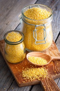 Kavanozların üzerinde ahşap bir masa, seçici odak içinde Kuru darı