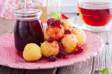 Darı ve reçel, seçici odak topları ile Kahvaltı