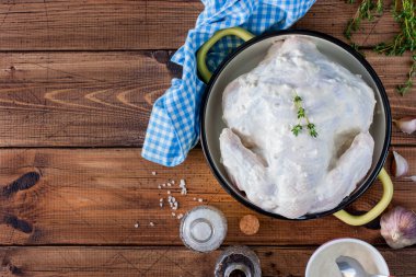 Bütün tavuk Marine sarımsak, kekik, baharat pişirme fırın veya ızgara, üstten görünüm, kopya alanı için