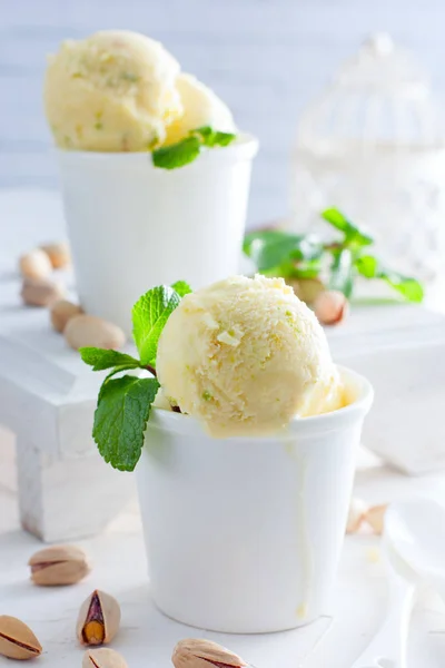 Helado de pistacho casero en tazas blancas, enfoque selectivo — Foto de Stock