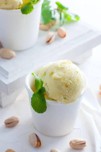 Helado de pistacho casero en tazas blancas, enfoque selectivo — Foto de Stock