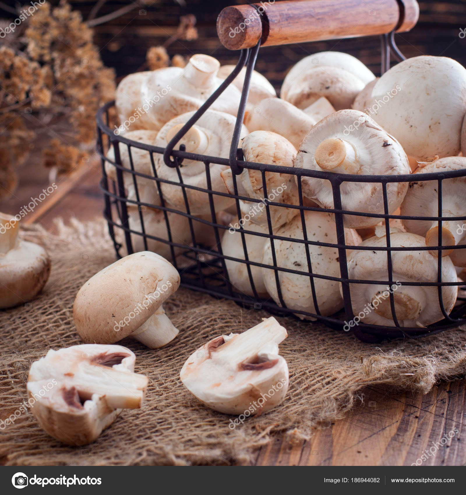 Funghi Prataioli Freschi Grezzi In Un Cestino Di Metallo Su