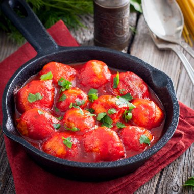 Tatlı ve ekşi domates soslu köfte