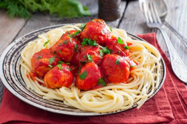 Köfte, domates soslu spagetti, yatay ile