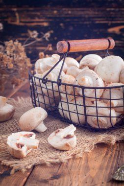 Ahşap bir masa, seçici odak üzerinde metal bir sepet içinde taze ham petrol