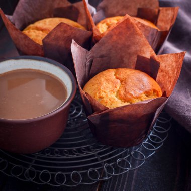 Kek ve kahve fincanı