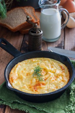 Patates güveç bir alakart dökme demir tavada, seçici odak