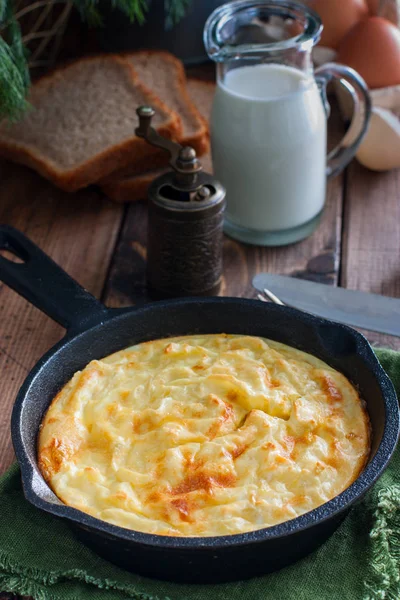 Aardappel braadpan in een geportioneerde gietijzeren koekenpan, selectieve aandacht — Stockfoto