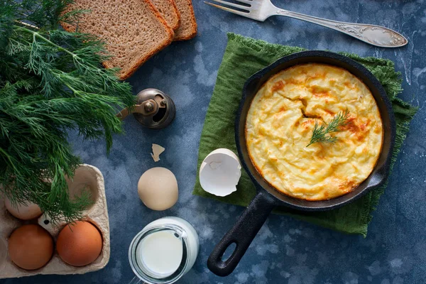 Aardappel braadpan in een gietijzeren koekenpan op een houten tafel, horizontale — Stockfoto