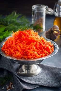 Korece havuç ile bir metal masa clozeup dikey olarak baharat