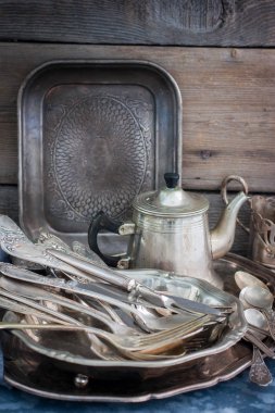 Vintage mutfak gereçleri, su ısıtıcısı, çay kaşığı, kaşık kantinler, bıçak ve çatal, seçici odak