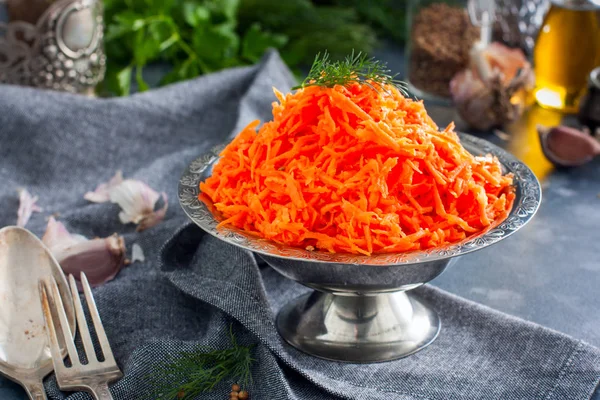 Salada de cenoura "estilo coreano" em uma tigela de metal, horizontal, espaço para texto — Fotografia de Stock
