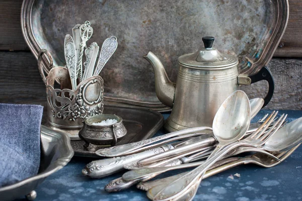 Vintage oude gebruiksvoorwerpen gemaakt van nikkel-zilver, servies (waterkoker theelepels, eetlepels, messen, vorken, lade, schotel), horizontaal, ruimte voor tekst — Stockfoto