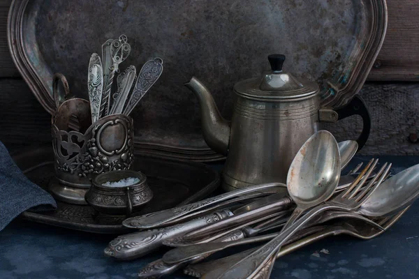 Ustensiles anciens en nickel argenté, vaisselle (bouilloire, cuillères à café, cuillères à soupe, couteaux, fourchettes, plateau, plat), horizontal, espace pour le texte — Photo