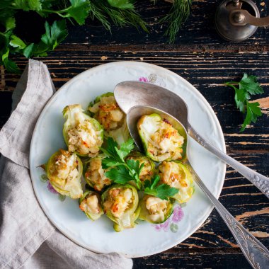 Peynir, üstten görünüm Brüksel lahanası dolması