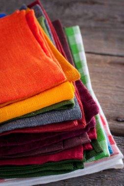 Keten peçeteler ahşap bir masa, kopya alanı üzerinde renkli