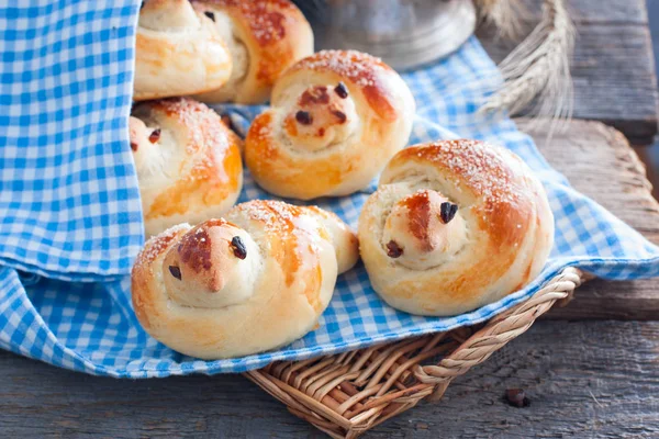 Paskalya kuş ekmek, Paskalya piliç topuz, geleneksel Paskalya tatlı ekmek tarlakuşları şeklinde