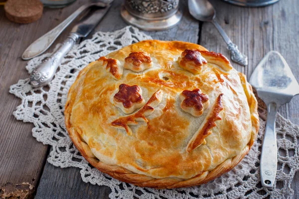 Tavuk, kek, pirinç, Festival Ulusal pasta mantar düğün tablo (kurnik, kournik), Rus rustik tarzı, yatay