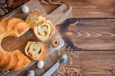 Rajndling - geleneksel Avusturya Paskalya rulo bir ahşap masa, üstten görünüm, kopya alanı