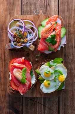 Smorrebrod, geleneksel Danimarka açık sanwiches, farklı tepesi, karanlık çavdar ekmek en iyi görünümü