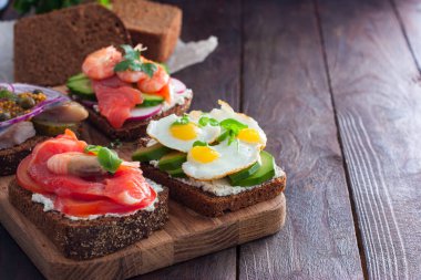 Danimarka açık sandviç Smorrebrod alanı kopyalama siyah ekmek üzerinde