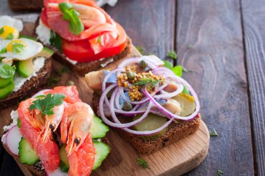 Danimarka açık sandviç Smorrebrod alanı kopyalama siyah ekmek üzerinde