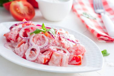 Taze domates salatası soğan ve ekşi krema, yatay