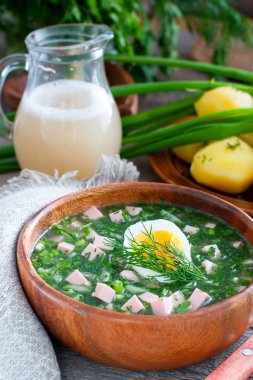 Okroshka sosis ve beyaz Kvas, seçici odak ile