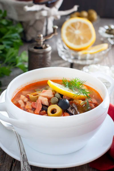 Tradiční ruská polévka Soljanka detailní v misce na stole. — Stock fotografie