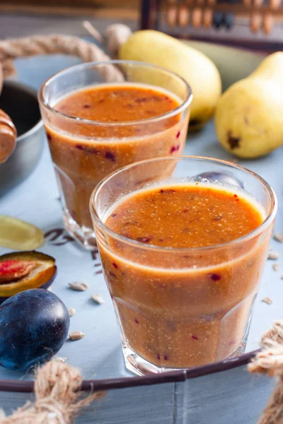 A szilva, a körte, a napraforgó és a méz, a szelektív összpontosít Smoothie — Stock Fotó