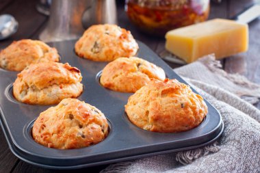 jambon, peynir ve güneş kurutulmuş domates muffins
