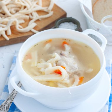 Ev yapımı makarnaları, kare ile tavuk çorbası