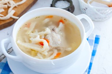 Tavuk ev yapımı erişte çorbası, yatay