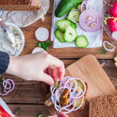 Danimarka sandviç Kahvaltı, üstten görünüm, kare pişirme süreci