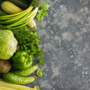 Taze yeşil sebze ve tonları (lahana, perez, taze yeşillik, kabak, kereviz, soğan, brokoli, salatalık, turp) tablo, görünüm, kare top