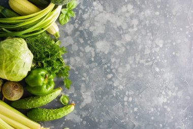 Bir tablo, en iyi görünüm, yatay, kopya alanı üzerinde taze yeşil sebze bileşimi