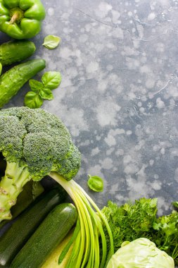 Taze yeşil sebze ve tonları tablo (lahana, taze otlar, kabak, kereviz, soğan, brokoli, salatalık, turp), üstten görünüm, kopya alanı