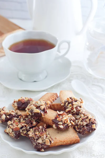 クッキーとナッツとチョコレートとお茶、セレクティブ フォーカス — ストック写真