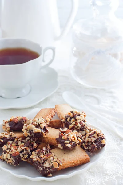 クッキーとナッツとチョコレートとお茶、セレクティブ フォーカス — ストック写真