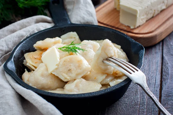 Gefrituurde dumplings met kool in een geportioneerde gietijzeren koekenpan, selectieve aandacht — Stockfoto