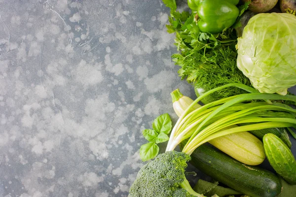 Composition des légumes verts frais sur une table, vue du dessus, horizontale, espace de copie — Photo